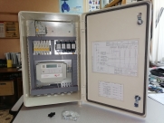 Фото Шкафы учета тепловой энергии и теплоносителя Шкаф для вычислителя КАРАТ-307-ххх без 4 источников питания. Корпус: стеклоармированный полиэстер. 
